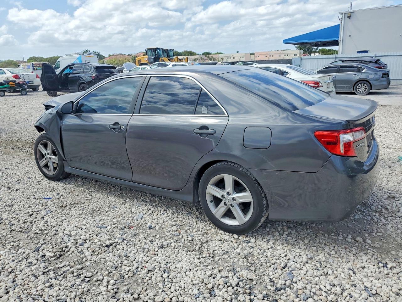 2014 TOYOTA CAMRY SE photo 3