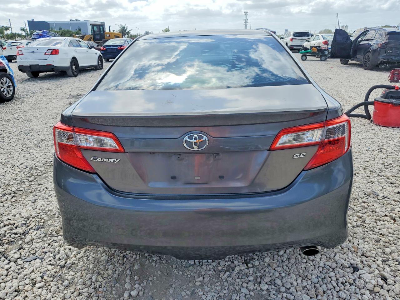 2014 TOYOTA CAMRY SE photo 11