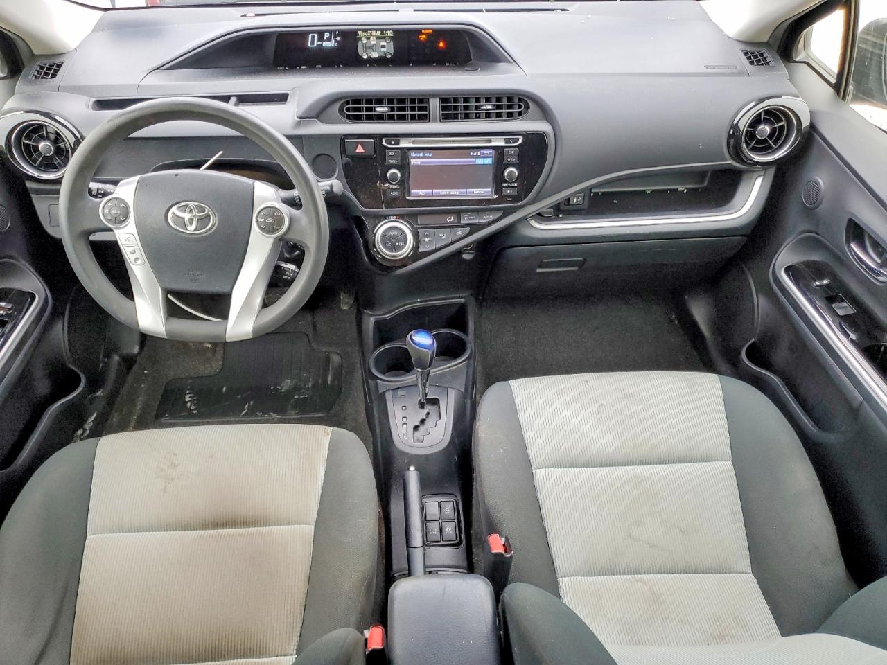 2015 TOYOTA PRIUS C TWO photo 15