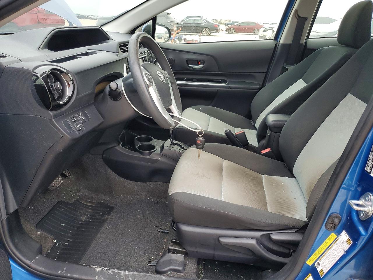 2015 TOYOTA PRIUS C TWO photo 13