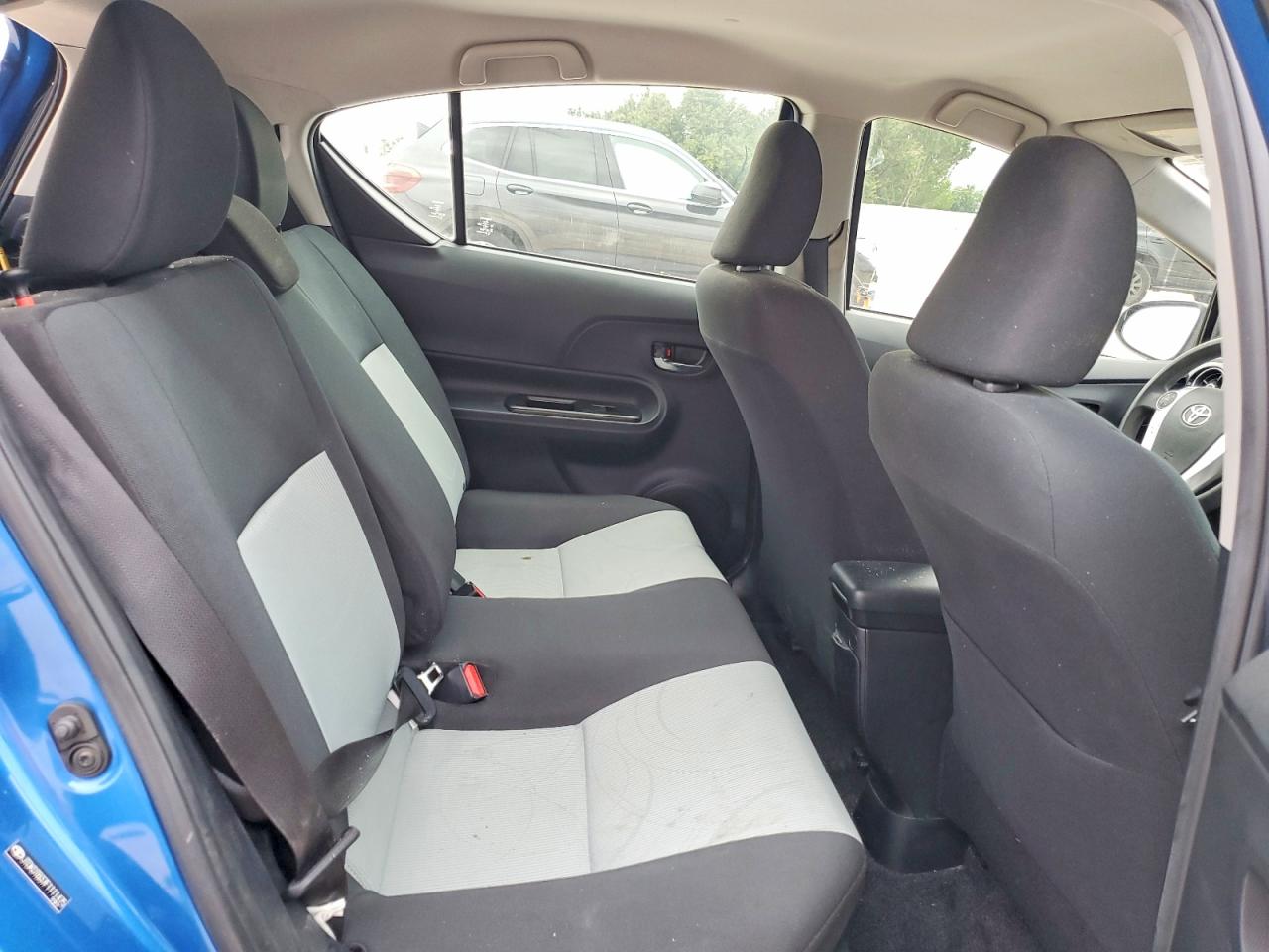 2015 TOYOTA PRIUS C TWO photo 19