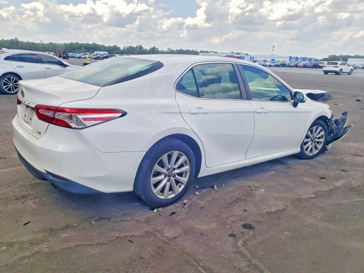 2018 TOYOTA CAMRY LE photo 7