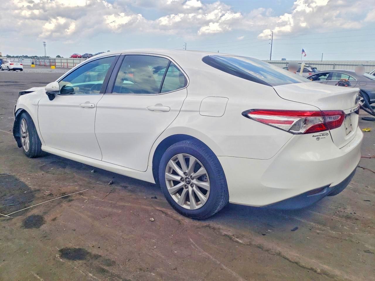 2018 TOYOTA CAMRY LE photo 4