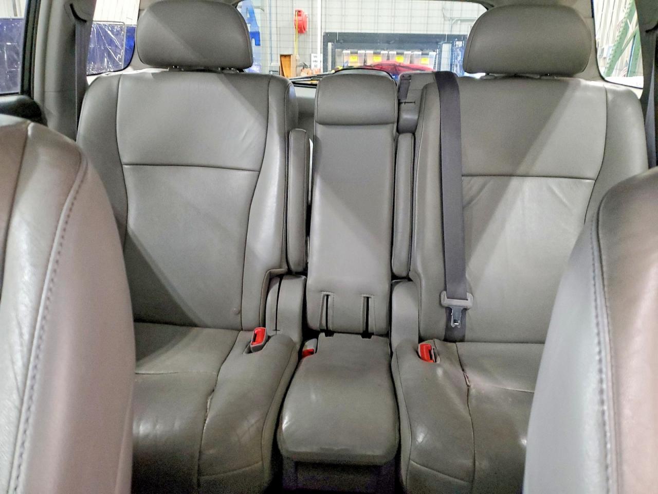 2011 TOYOTA HIGHLANDER SE photo 28
