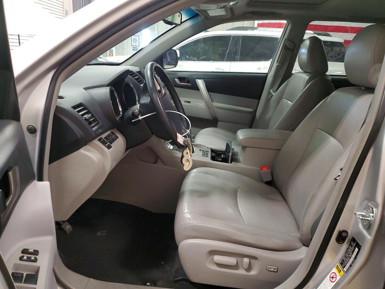 2011 TOYOTA HIGHLANDER SE photo 19