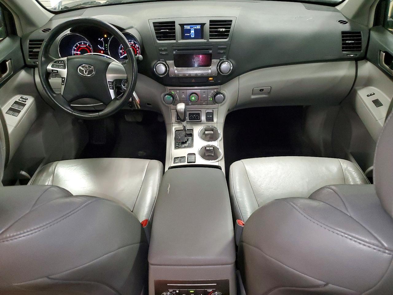 2011 TOYOTA HIGHLANDER SE photo 22
