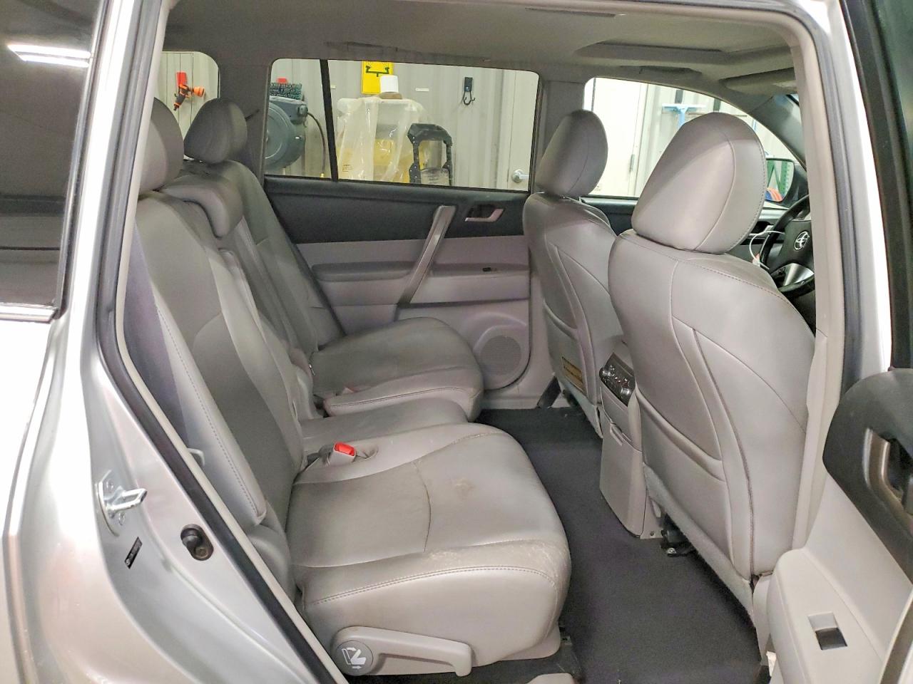 2011 TOYOTA HIGHLANDER SE photo 31