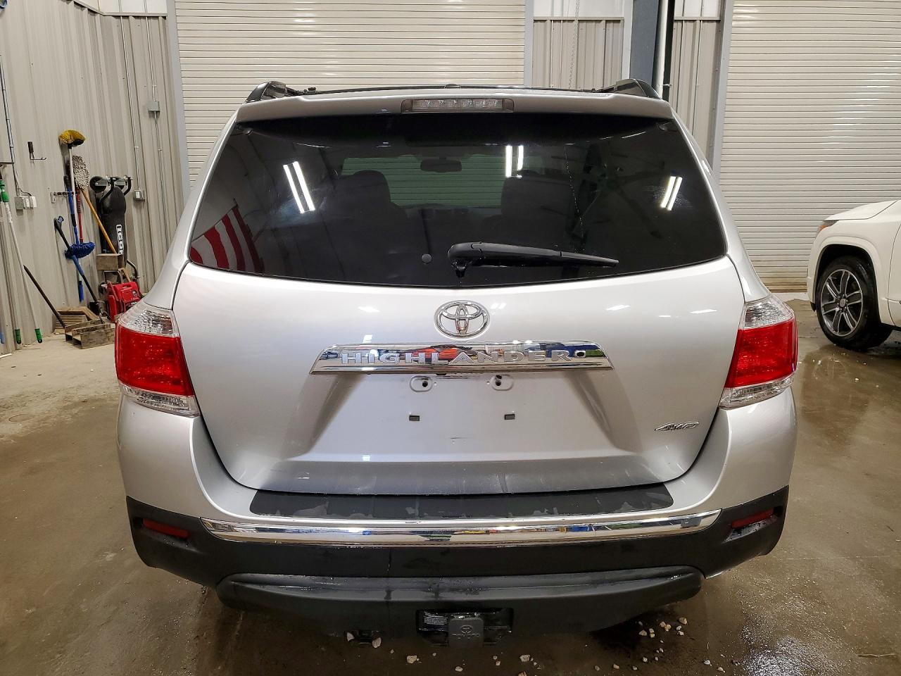 2011 TOYOTA HIGHLANDER SE photo 16