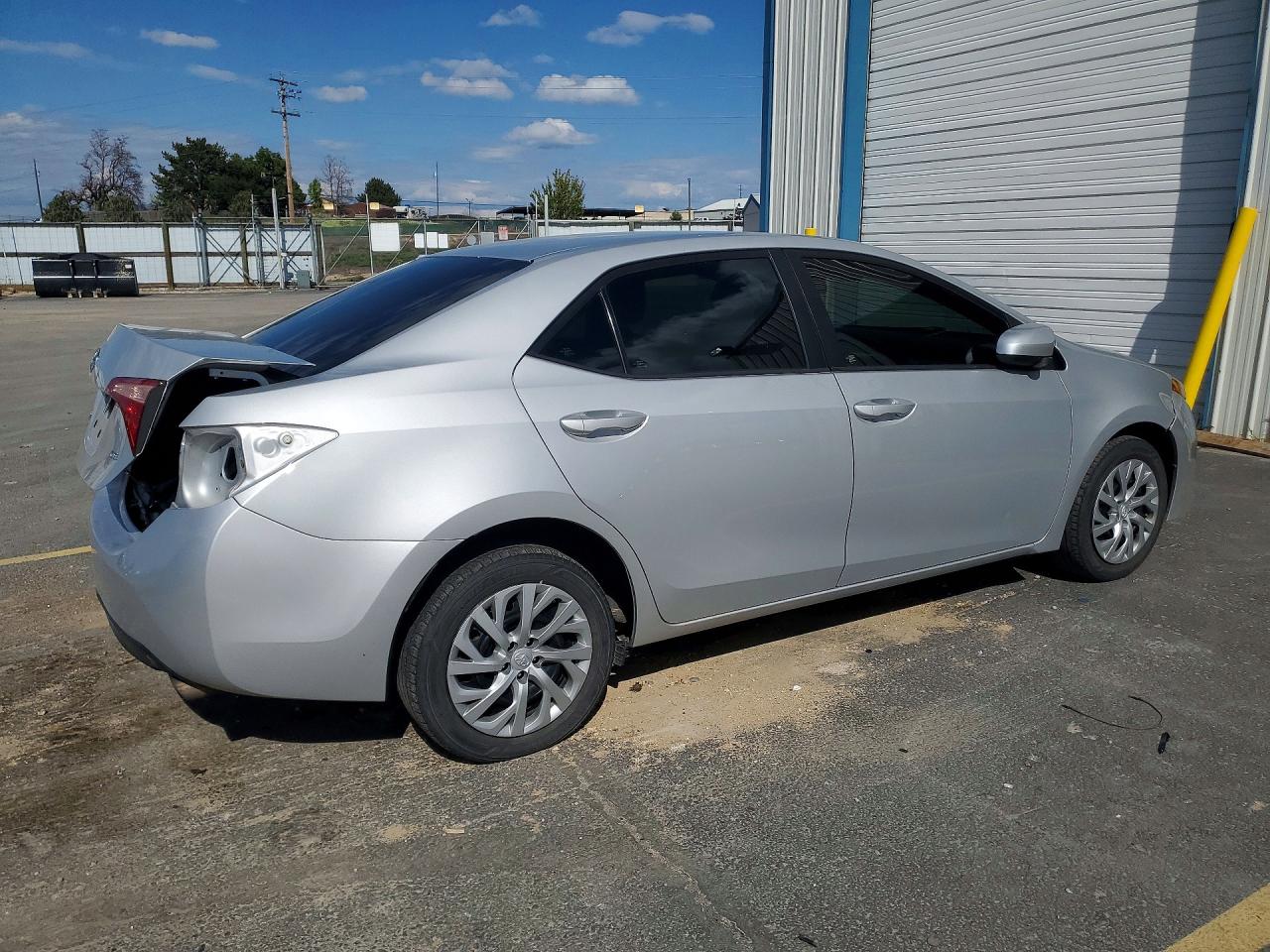 2017 TOYOTA COROLLA LE photo 3