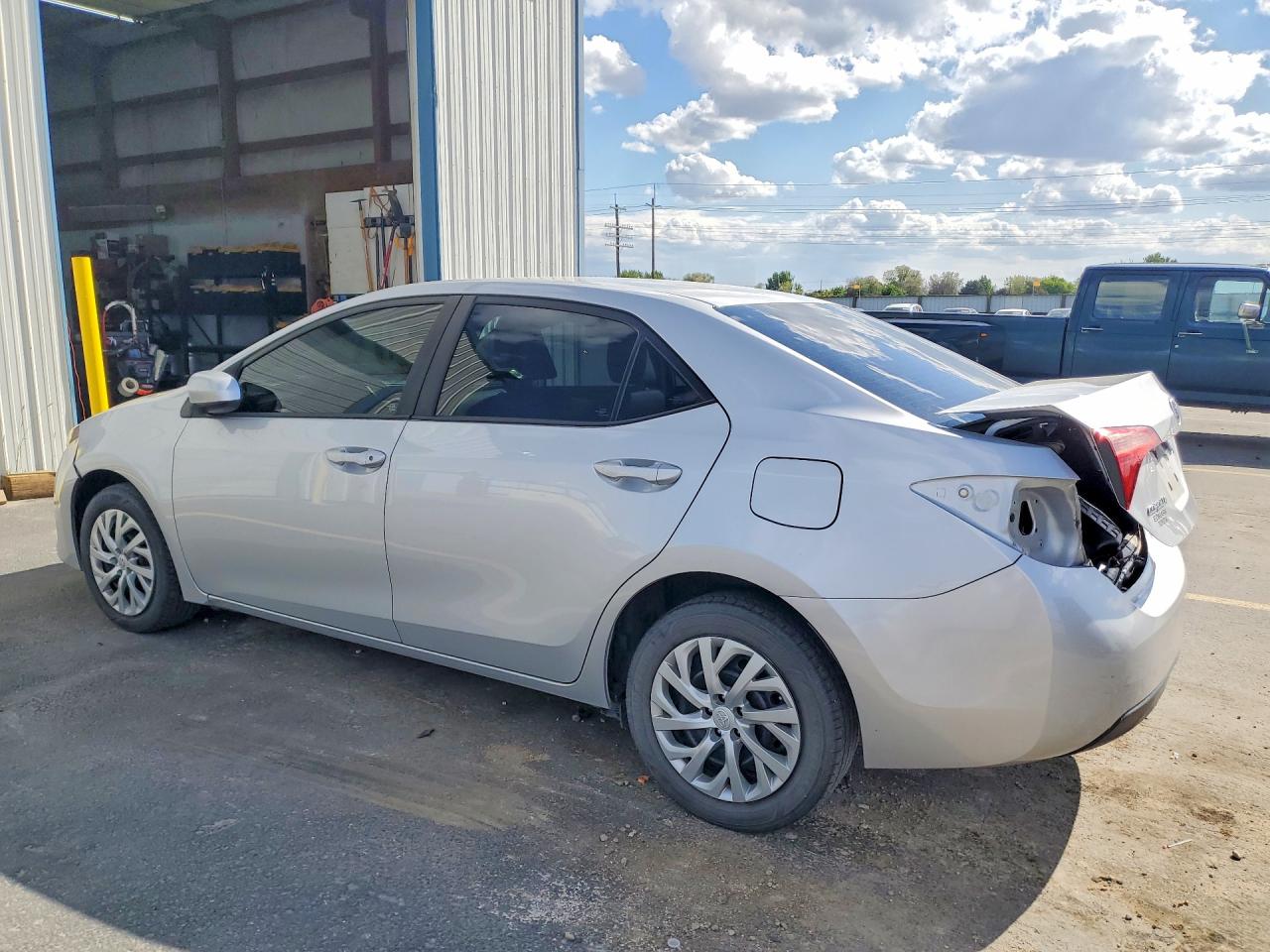 2017 TOYOTA COROLLA LE photo 2