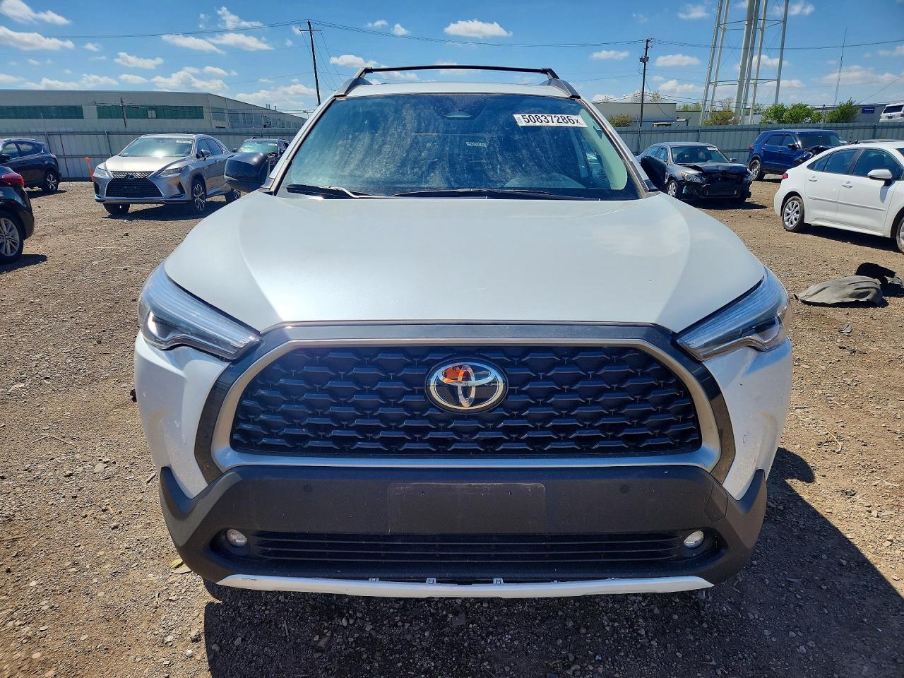 2025 TOYOTA COROLLA CROSS XLE photo 9