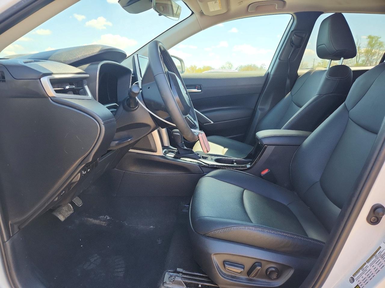 2025 TOYOTA COROLLA CROSS XLE photo 13
