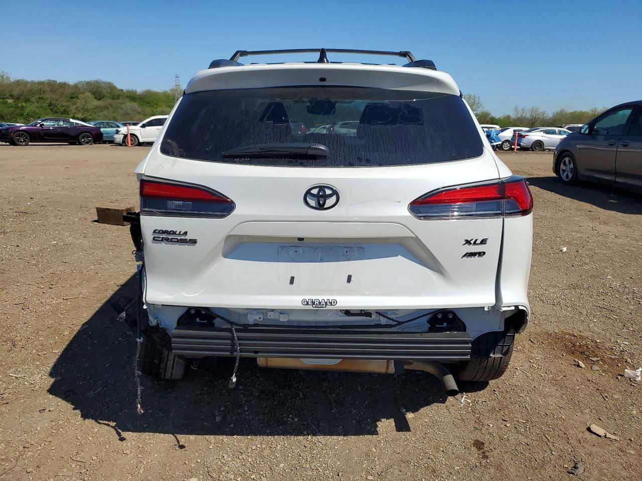 2025 TOYOTA COROLLA CROSS XLE photo 11