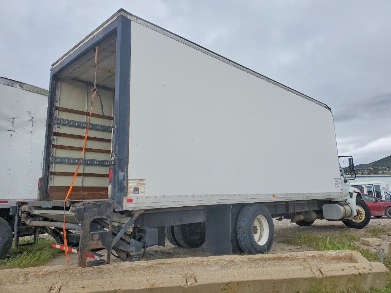 1984 INTERNATIONAL MA025 BOX TRUCK photo 3