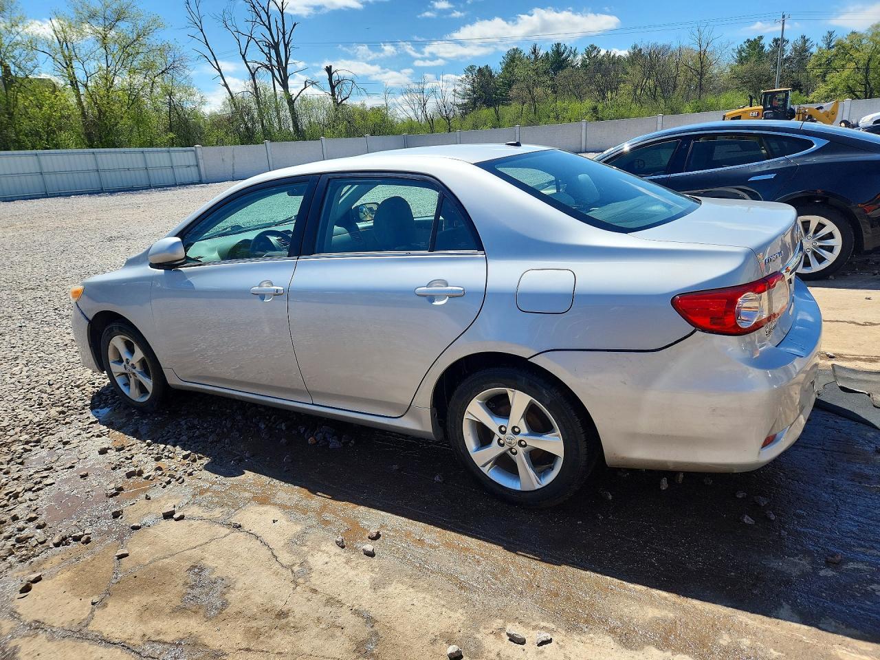2013 TOYOTA COROLLA LE photo 3