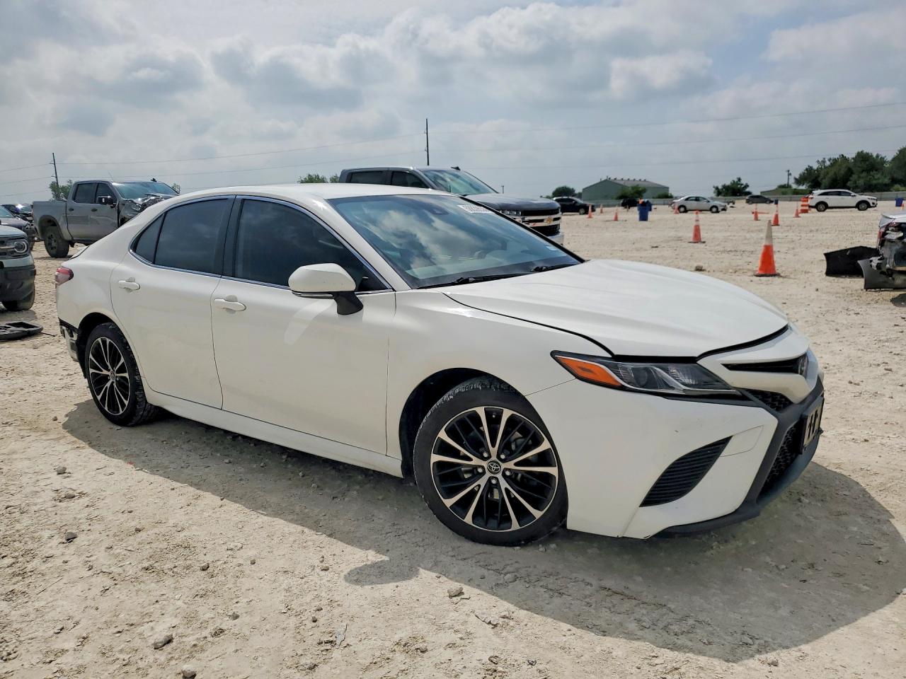 2019 TOYOTA CAMRY SE photo 4