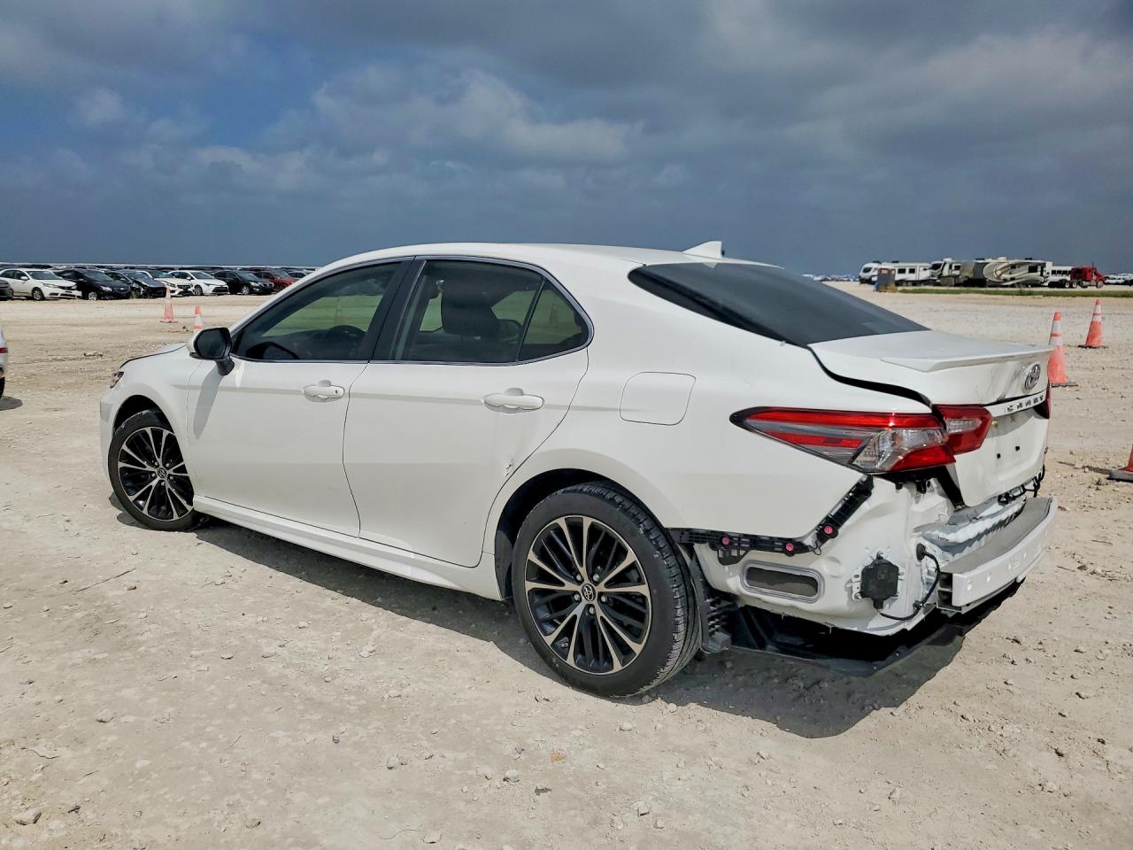 2019 TOYOTA CAMRY SE photo 2