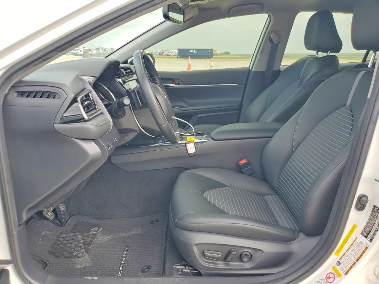 2019 TOYOTA CAMRY SE photo 7