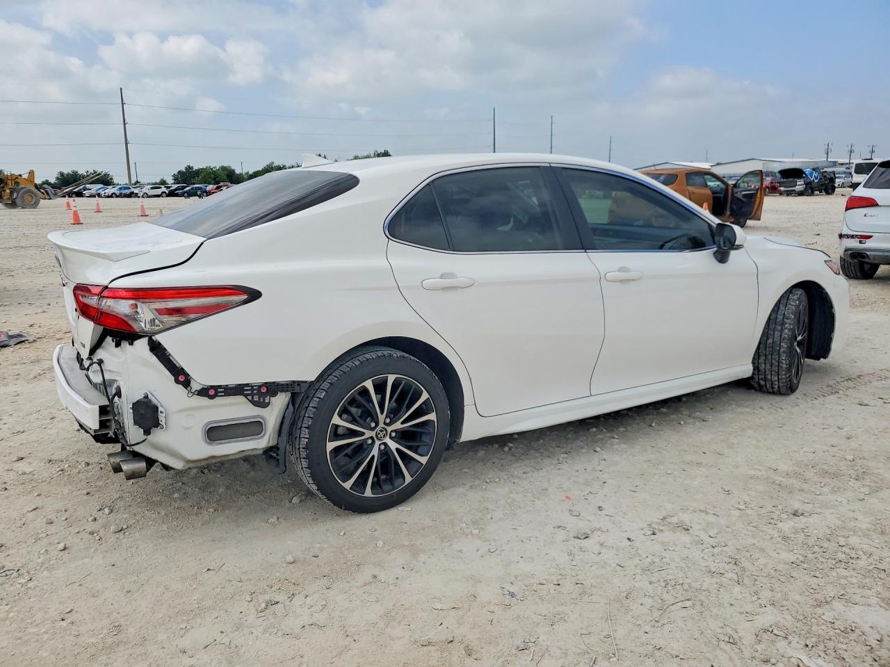 2019 TOYOTA CAMRY SE photo 3