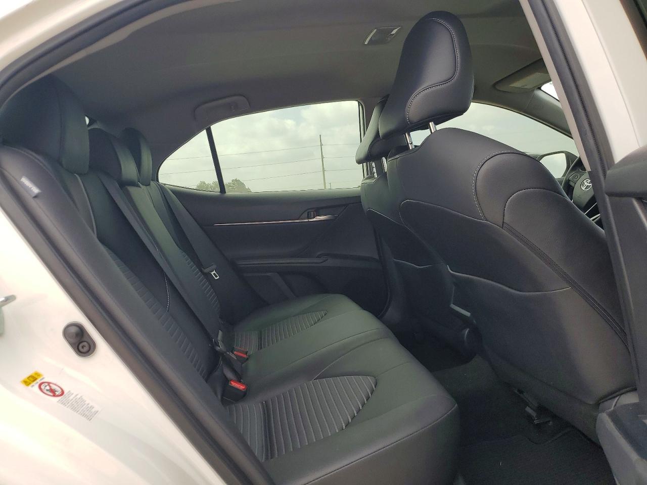 2019 TOYOTA CAMRY SE photo 10