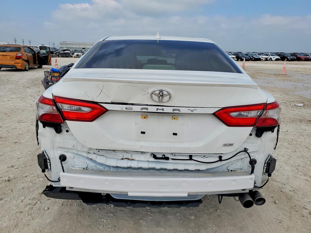 2019 TOYOTA CAMRY SE photo 6