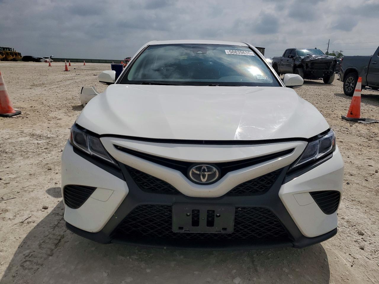 2019 TOYOTA CAMRY SE photo 5