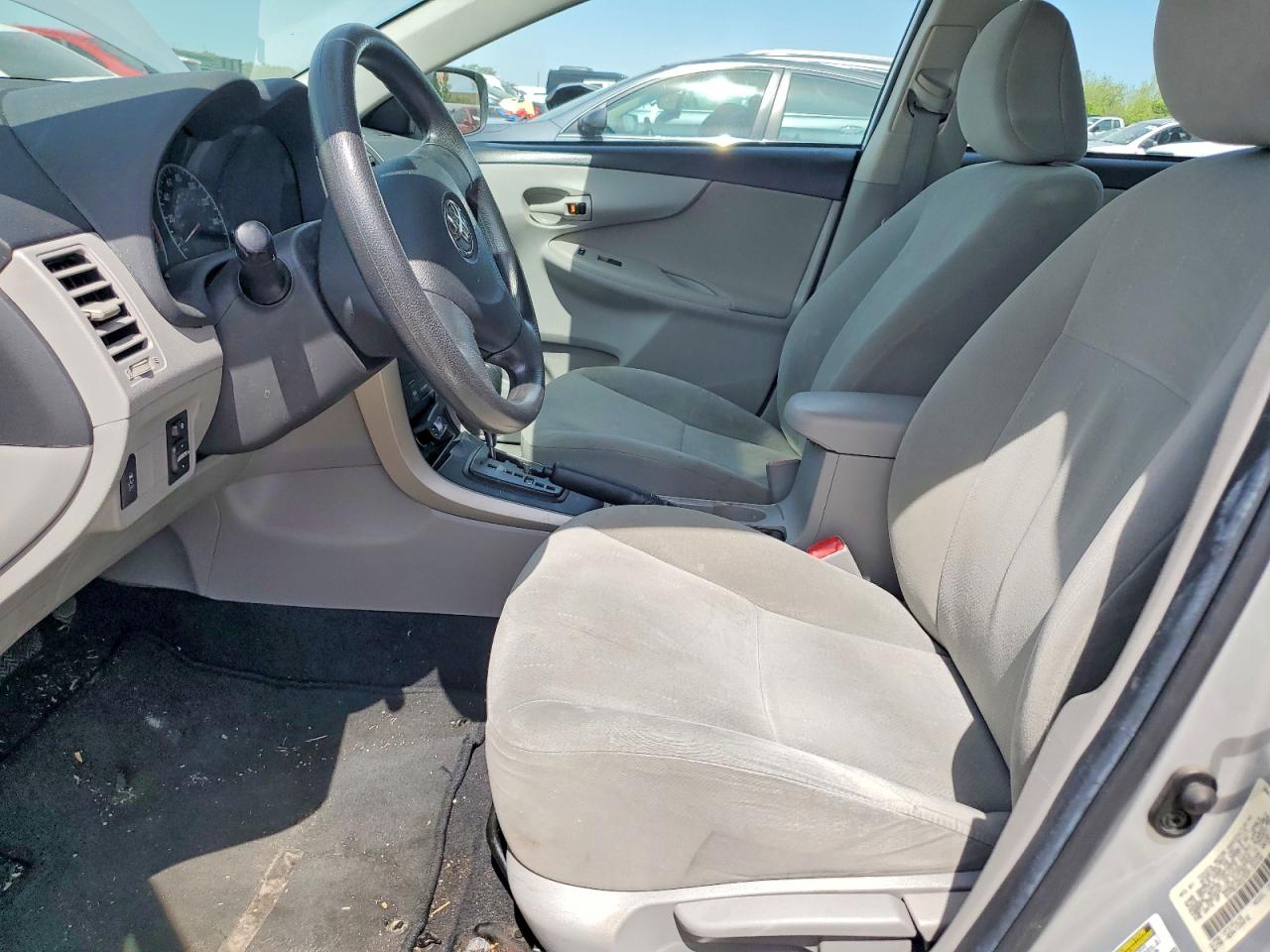 2013 TOYOTA COROLLA L photo 13
