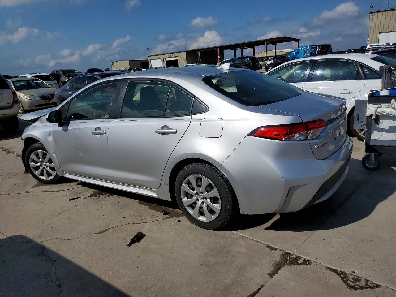2021 TOYOTA COROLLA LE photo 3