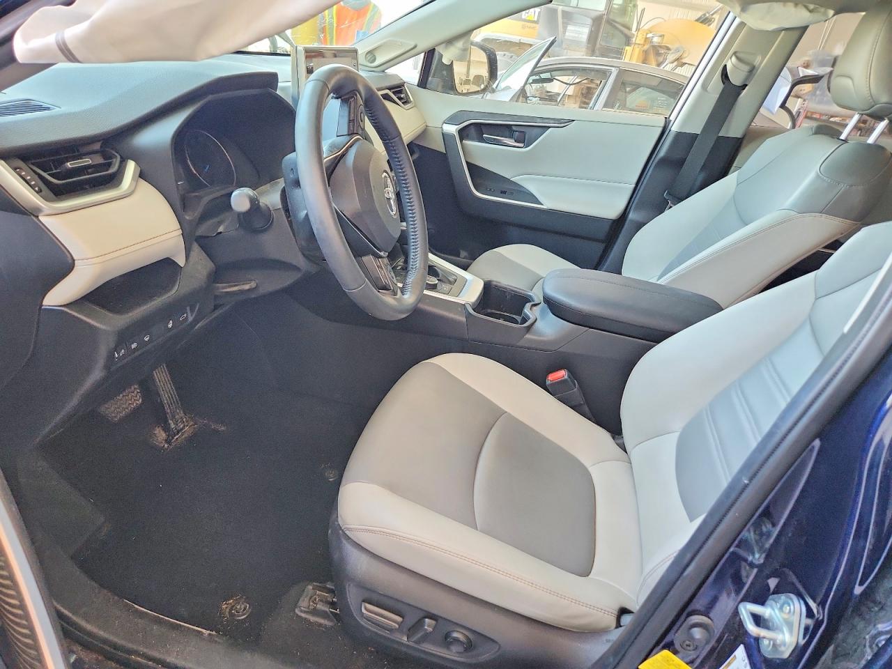 2022 TOYOTA RAV4 XLE PREMIUM photo 13