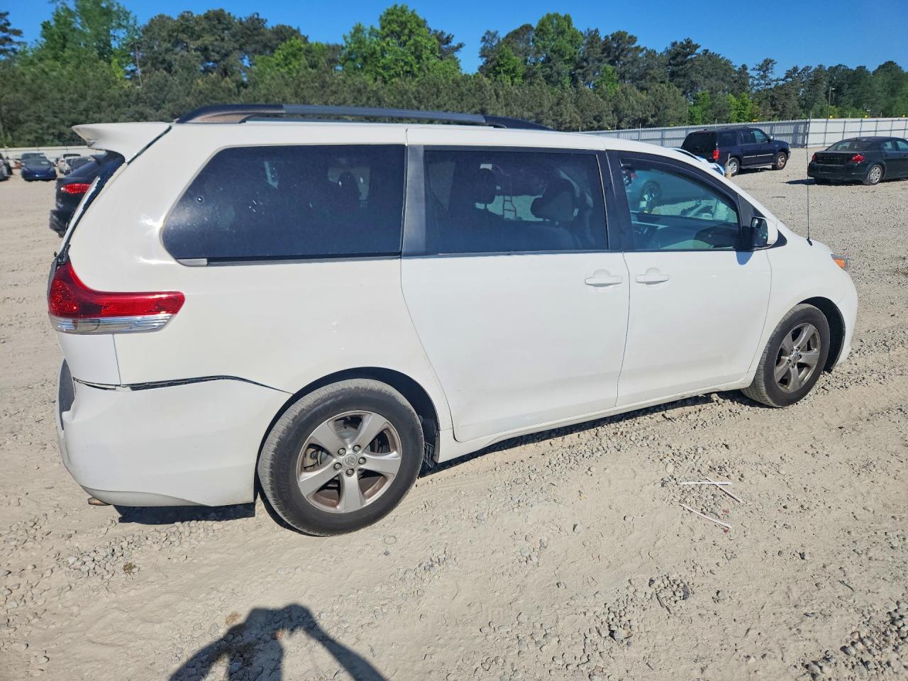 2014 TOYOTA SIENNA LE photo 5