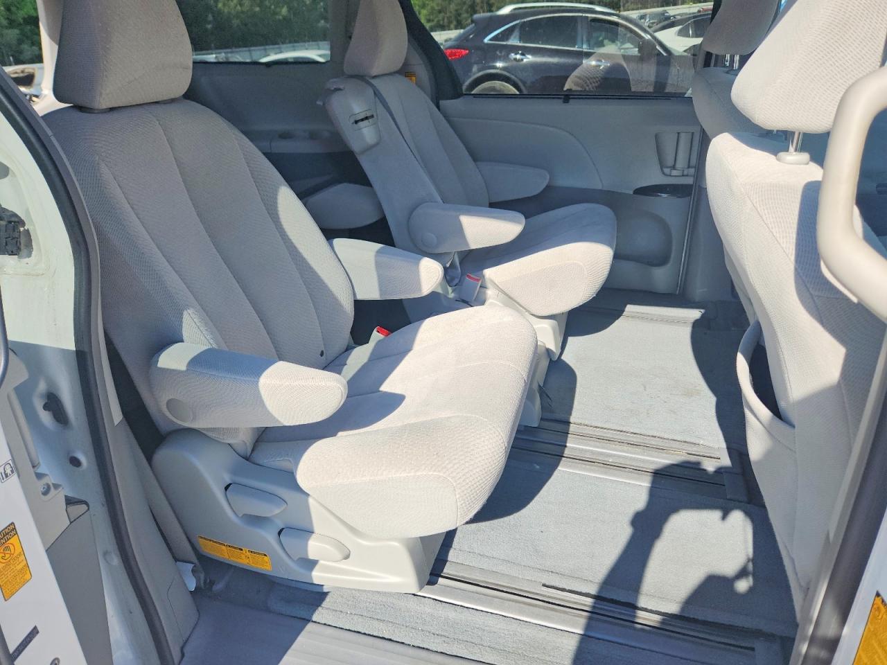 2014 TOYOTA SIENNA LE photo 21