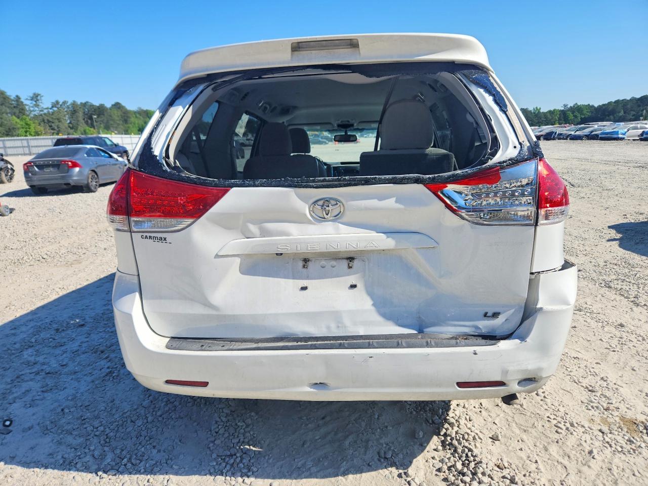 2014 TOYOTA SIENNA LE photo 11