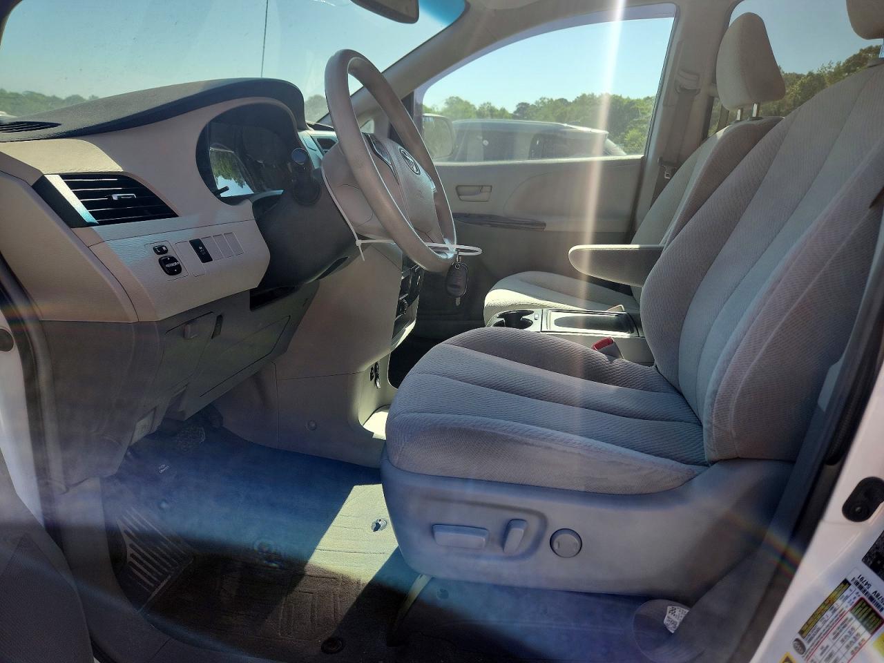 2014 TOYOTA SIENNA LE photo 13