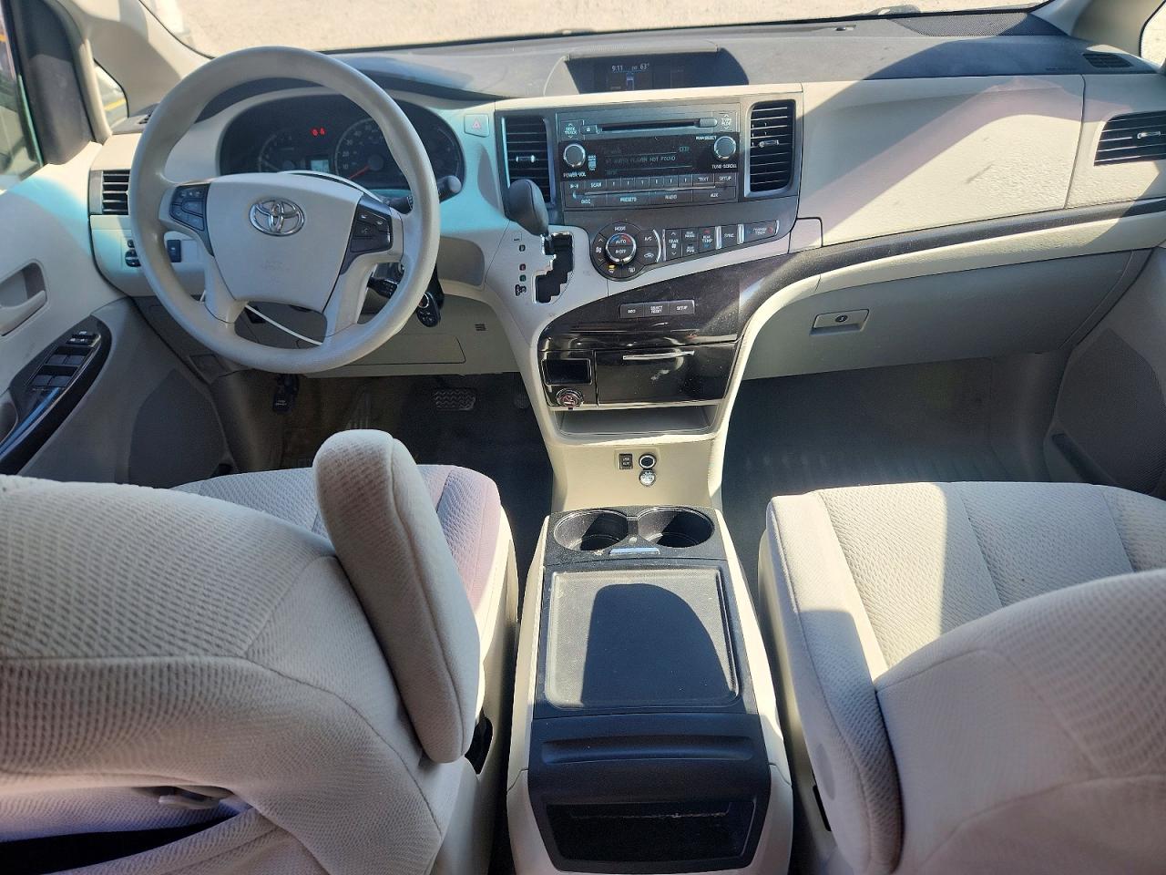 2014 TOYOTA SIENNA LE photo 15