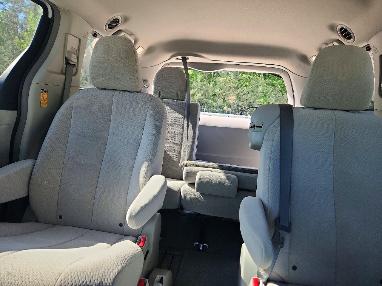 2014 TOYOTA SIENNA LE photo 19