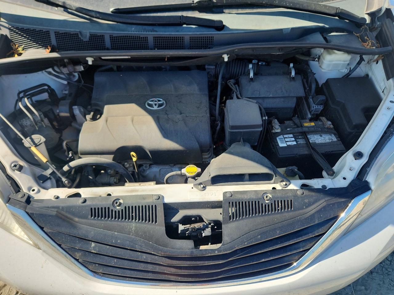 2014 TOYOTA SIENNA LE photo 23