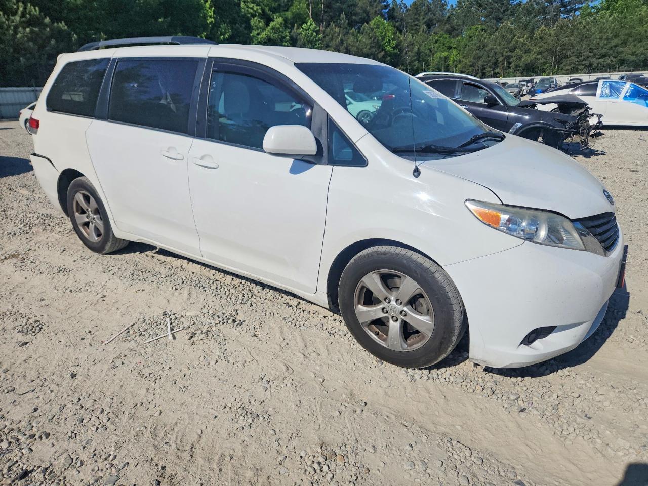 2014 TOYOTA SIENNA LE photo 7