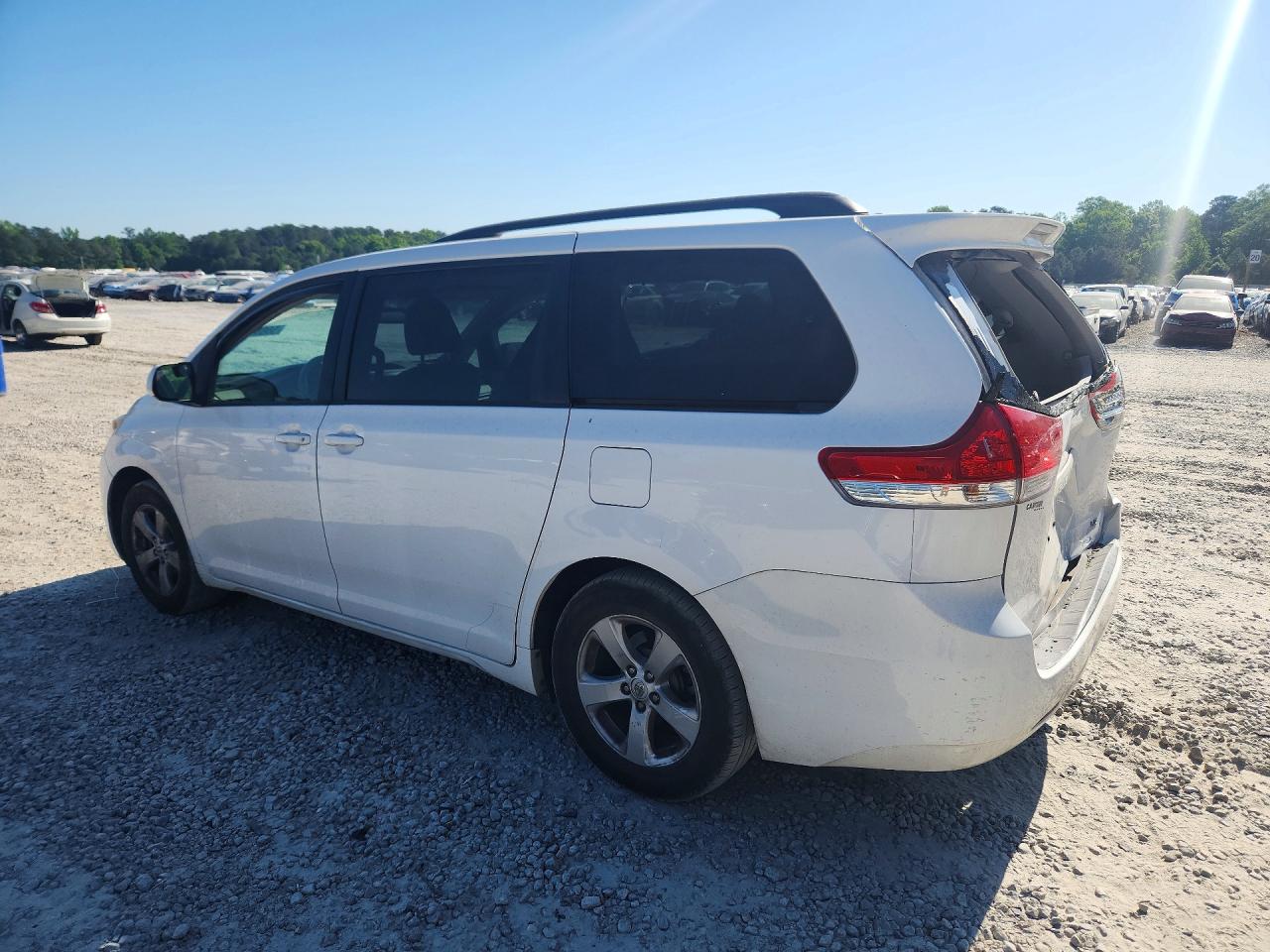 2014 TOYOTA SIENNA LE photo 3