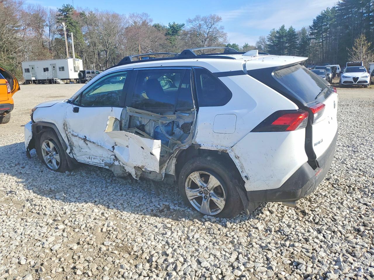 2019 TOYOTA RAV4 XLE photo 3