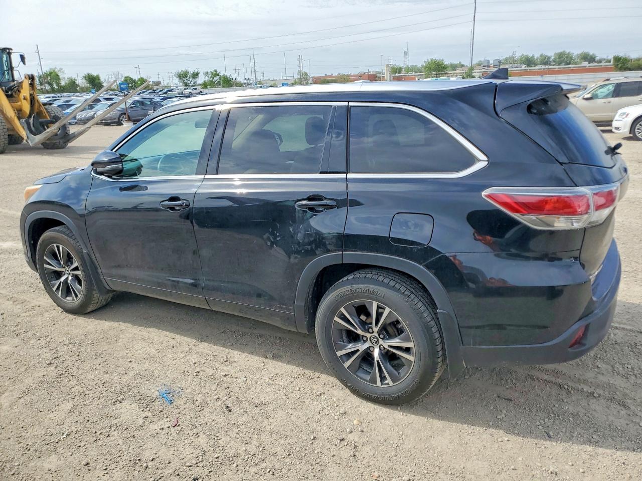 2016 TOYOTA HIGHLANDER XLE photo 3