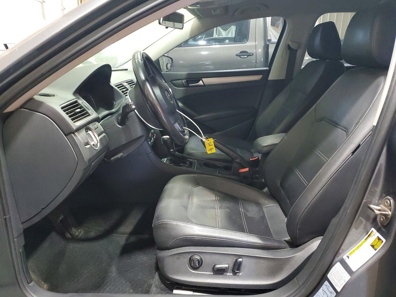 2015 VOLKSWAGEN PASSAT S photo 19