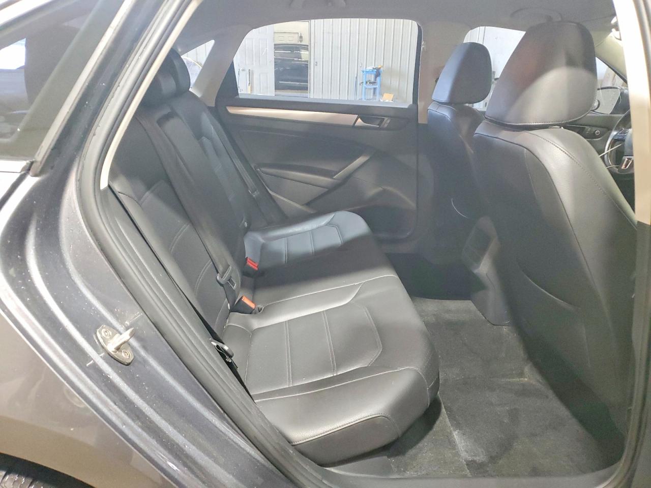 2015 VOLKSWAGEN PASSAT S photo 28