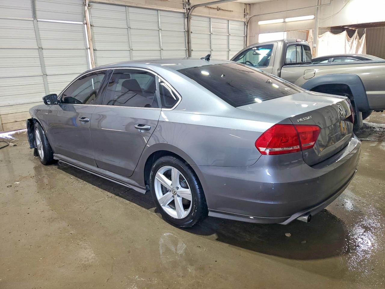 2015 VOLKSWAGEN PASSAT S photo 4