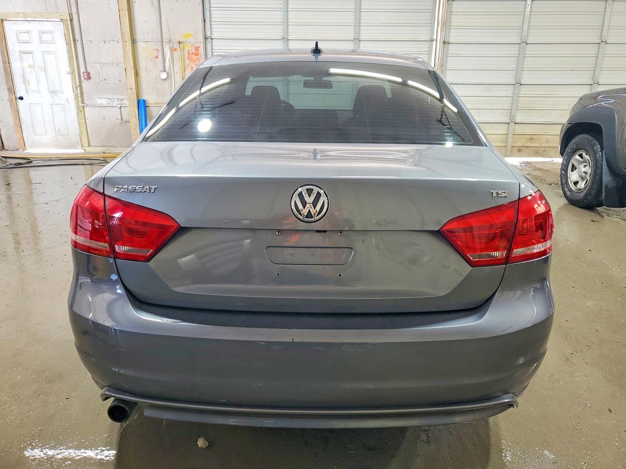 2015 VOLKSWAGEN PASSAT S photo 16