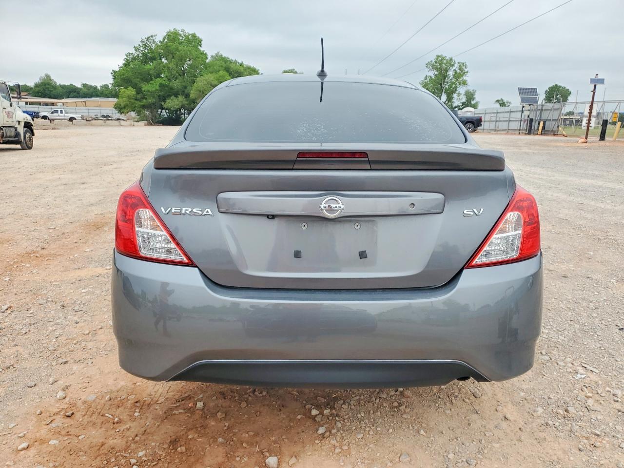 2018 NISSAN VERSA SV photo 11