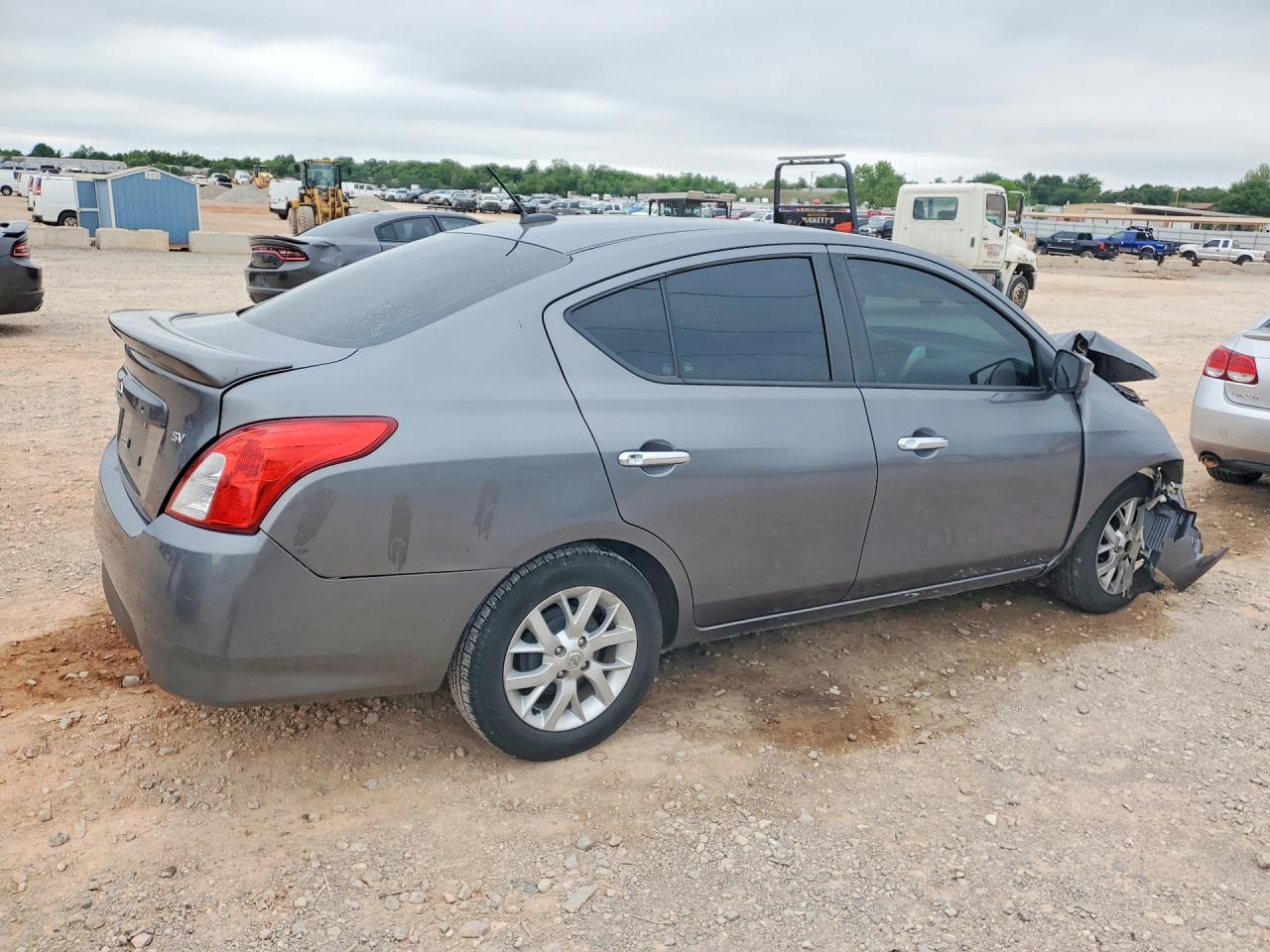 2018 NISSAN VERSA SV photo 5
