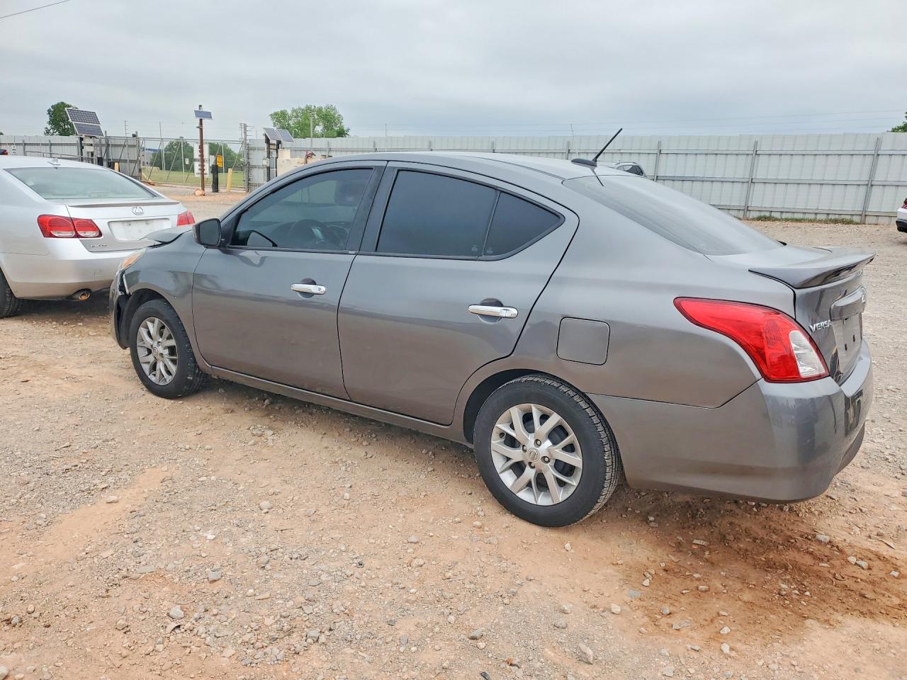 2018 NISSAN VERSA SV photo 3