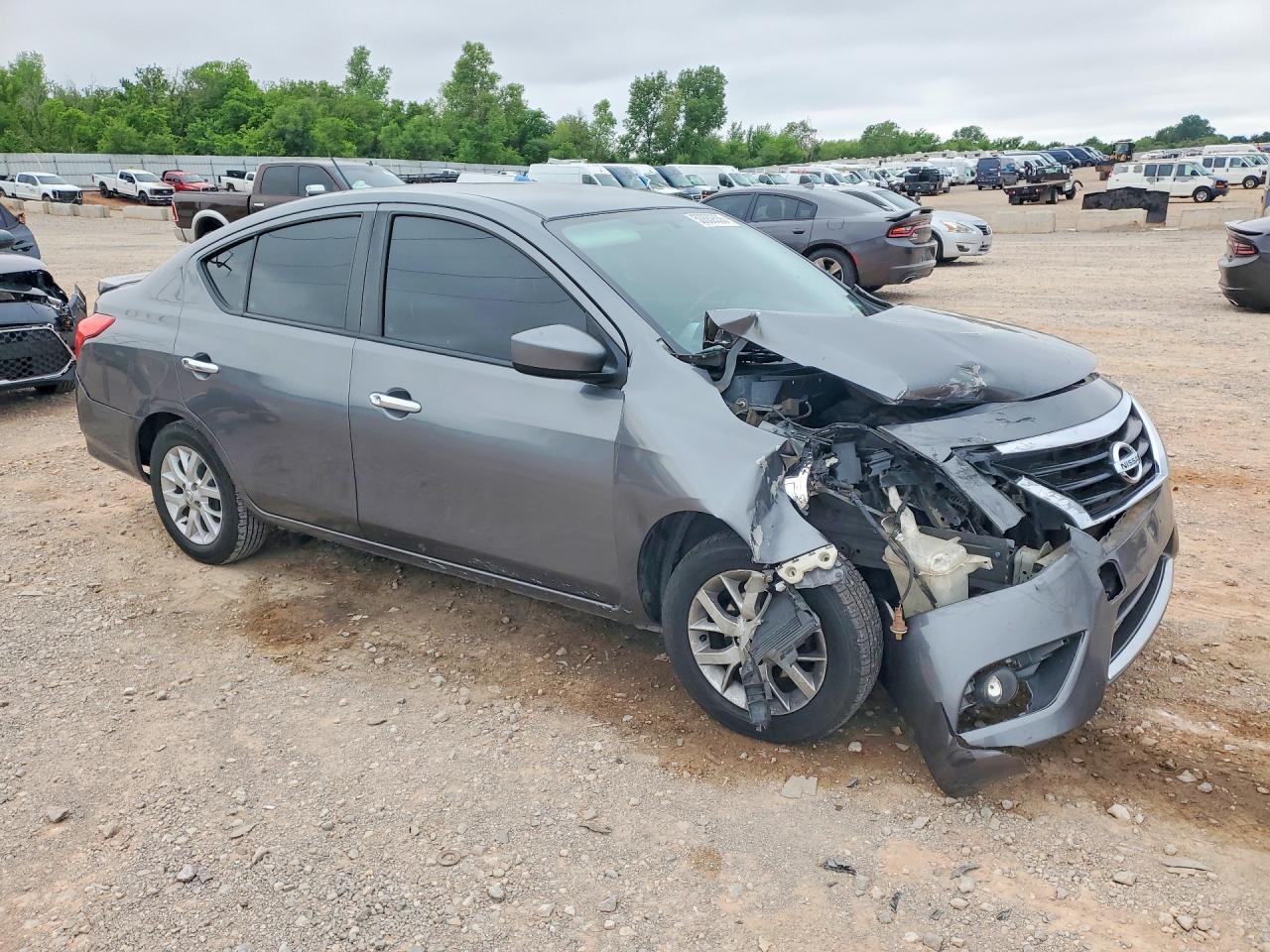 2018 NISSAN VERSA SV photo 7