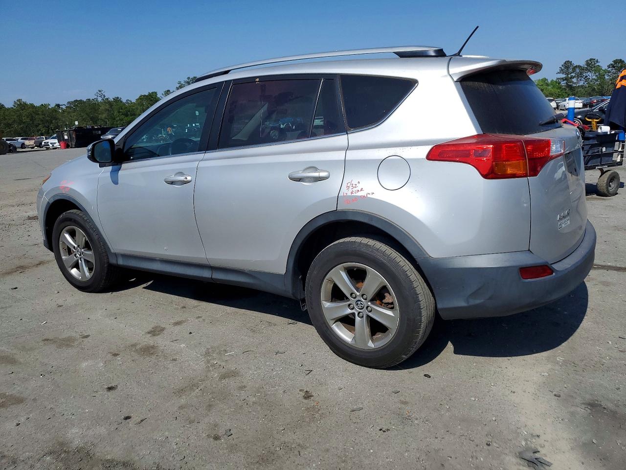 2015 TOYOTA RAV4 XLE photo 3