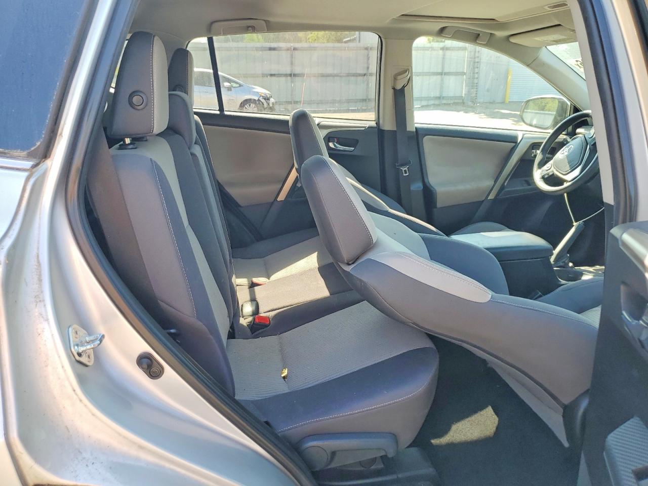 2015 TOYOTA RAV4 XLE photo 21
